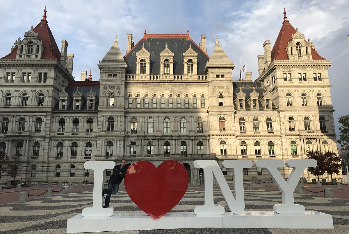 autor článku před budovou newyorského kapitolu od Leopolda Eidlitze.JPG