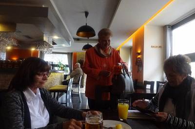 06-je-je-tu-jitka-pisecka-s-ruzickami.jpg