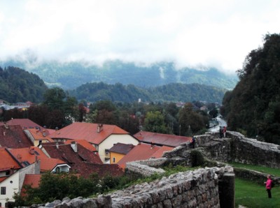 Alpy v pozadí stále v mracích