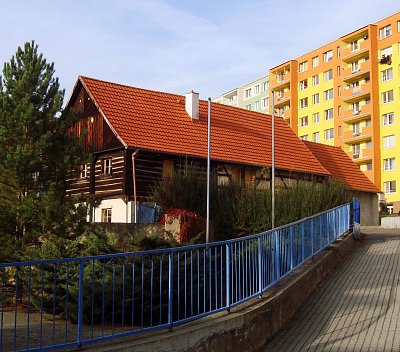 Historický podstávkový dům uprostřed sídliště *