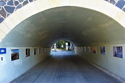 Tunel k zámku v Roztokách