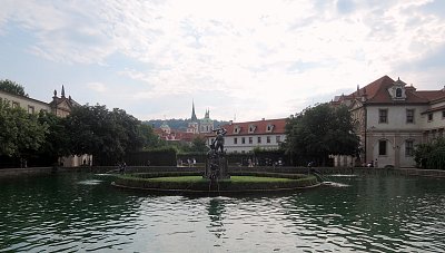 Včerejší letní podvečer ve Valdštejnské zahradě , v pozadí Chrám Sv. Mikuláše