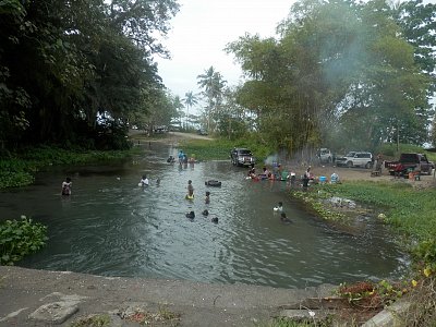 Guadalcanal - sobotní koupel a mytí auta.JPG