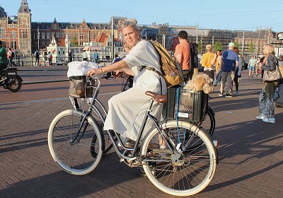Cyklistka s pejskem