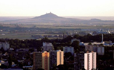 Město *
