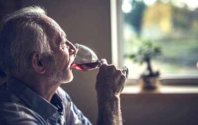 Tati, dědo, nepijte! Mladí lidé potřebují alkohol čím dál méně