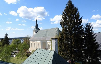 dscn7172-bozidarsky-kostel-z-hoteloveho-pokoje.jpg
