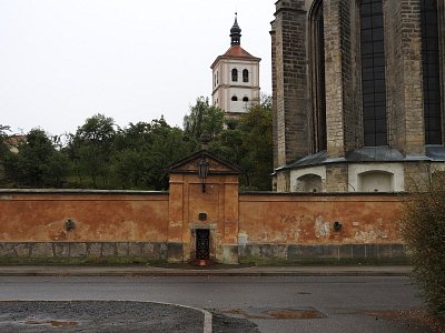 dscn9542-rudny-pramen-u-kostela-a-zvonice.jpg