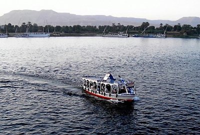 jeden z člunů, obstarávajících dopravu turistů, se vrací od chrámu Philae