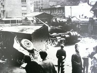 najezdnici-prorazeji-barikadu.jpg